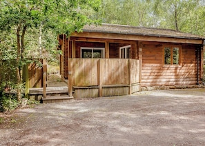 Woodpecker Log Cabin 2 - Quarry Walk Lodges, Freehay, Cheadle