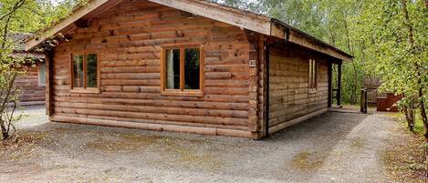 Badger Log Cabin 4 - Quarry Walk Lodges, Freehay, Cheadle