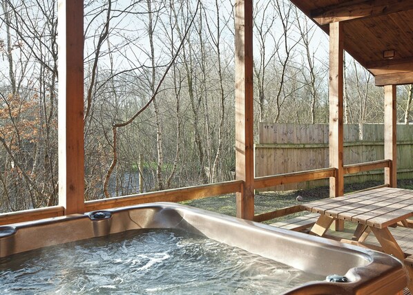 Outdoor spa tub