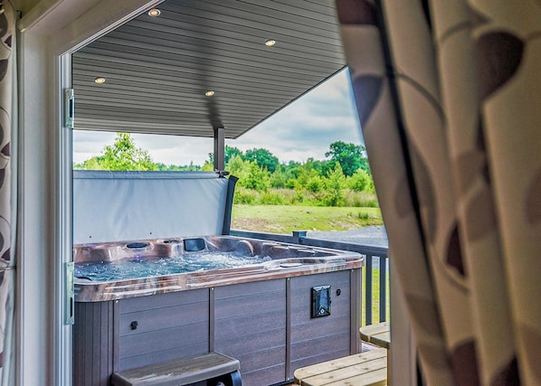 Indoor spa tub
