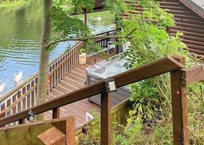 Woodpecker Lakeside Lodge - Herons Lake Retreat, Caerwys, Flintshire