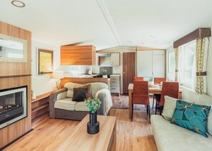 Wren Lodge - Herons Lake Retreat, Caerwys, Flintshire