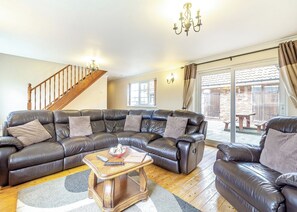 The Stables Cottage - Camper UK Leisure Park, Swinethorpe, Nr Lincoln