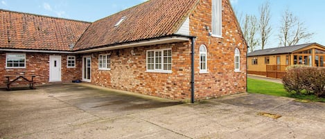 The Stables Cottage - Camper UK Leisure Park, Swinethorpe, Nr Lincoln