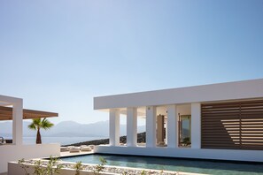 The villa offers two swimming pool, an infinity pool and child pool