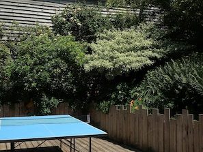 Terrasse privative avec table de ping-pong