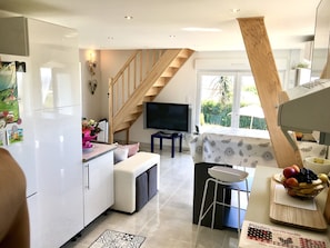 Cuisine équipé/aménagée et salon