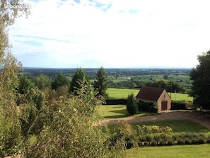 Vue:maison implantée sur terrain surplombant la magnifique vallée bourguignonne