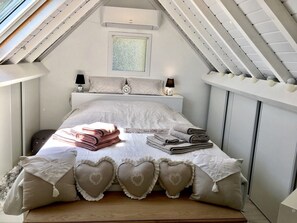Chambre climatisée: lit 200x180, coffre de lit, , nombreux rangements…