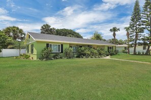 Feel the warm sunshine as you enter the front door of this amazing home!