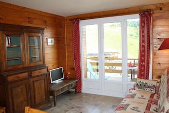 50m from ski slopes, 1st floor, view ski slopes, balcony, tv, 40m², Chamrousse