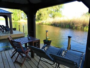Terrasse aménagée et vue en début de saison