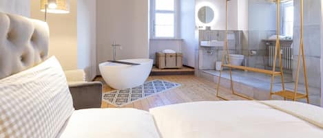 Masterbedroom mit freistehender Badewanne
