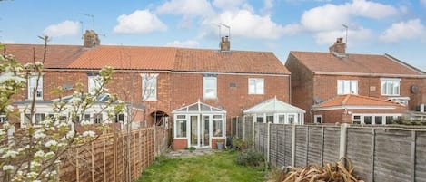 Our Cottage - Spacious Back Garden