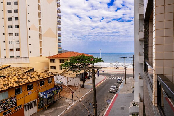 Hospede-se neste apartamento com WiFi de esquina para o mar em Guarapari