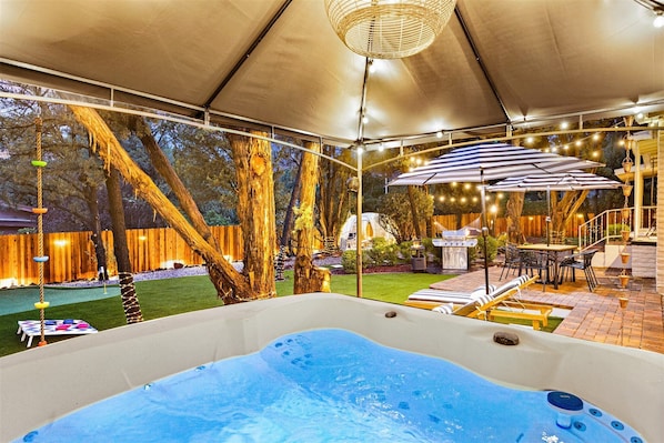 Sit back and unwind- 5 person Hot Tub w/jets & color changing LED lights