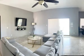 Living room w/smart tv