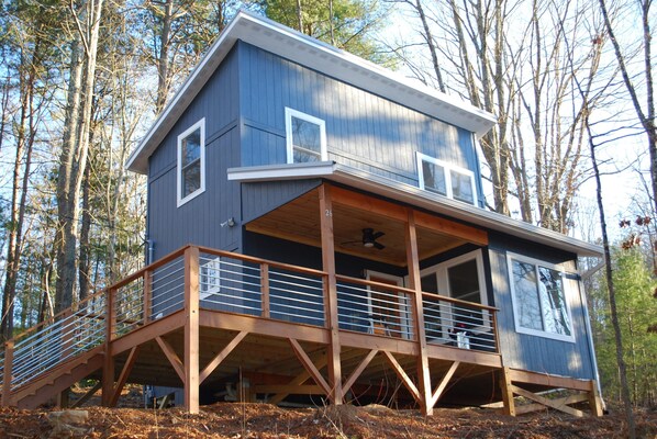 2 Bedroom, 1 bathroom cottage with large front deck for endless relaxing 