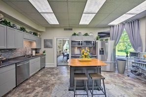Kitchen | 27,000 Sq Ft | Multi-Level Home | 8 Mi to Hersheypark