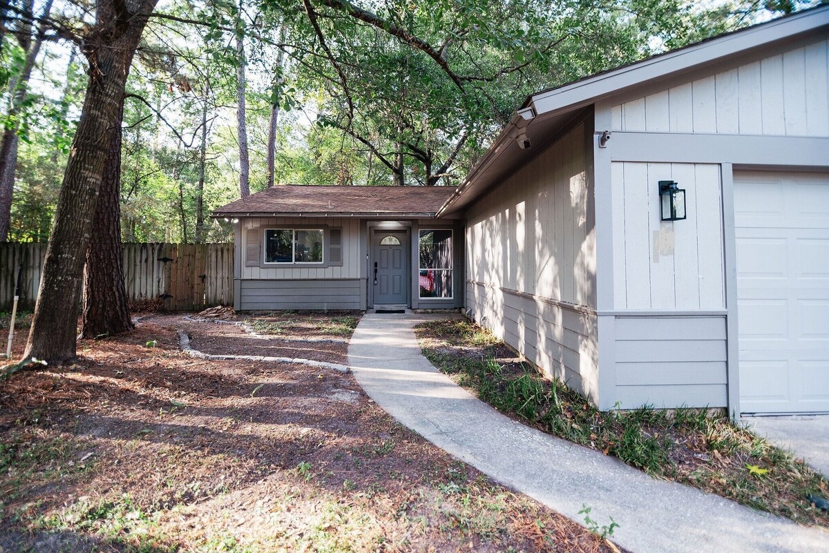 Central Woodlands. Outdoor deck, dining, & grill! Newly Remodeled.