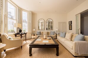 Green History – 3 Bedrooms in Kensington (5780)