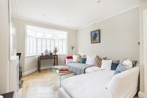 Whoops-a-Daisy 3 bedroom in Notting Hill (2278)