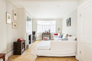 Whoops-a-Daisy 3 bedroom in Notting Hill (2287)