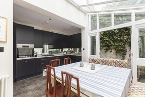 Whoops-a-Daisy 3 bedroom in Notting Hill (2284)