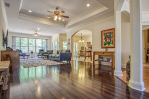 Spacious Living Room 