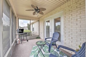 Private Screened Patio | Charcoal Grill