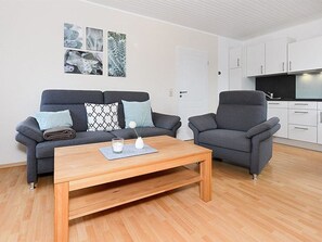 Wohnzimmer mit integriertem Küchenbereich