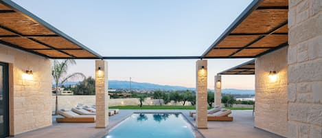 Ikritis Villa Ι features a private 40 m² pool with loungers and stunning sea views.