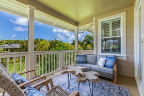 Large lanai w/ lounge area