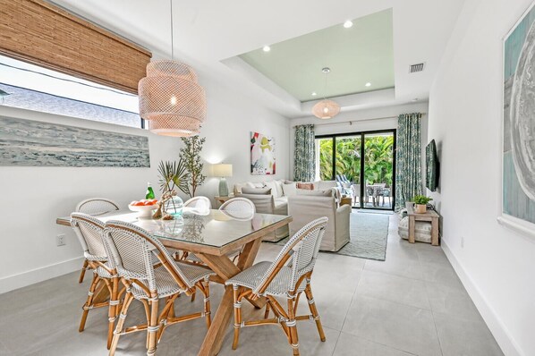 Dining room with iconic Serena & Lily chairs 🍔🥗🍕🍗🍝🍤🍣