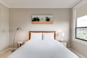 Queen size bed, clean linens, AC. Windows for natural sunlight. Lounge chair by the bed.
