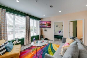 Discover Nashville charm in this stylish vacation rental for large groups. With a vibrant living area, game room, and luxurious touches, it's perfect for bachelorette parties, family reunions, or corporate retreats in downtown Music City.