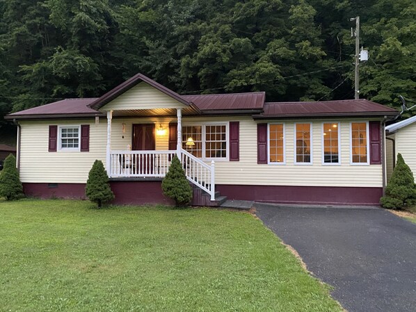 A&B TRAIL HOUSE VARNEY, WV @ H&M Trail System, Southern WV