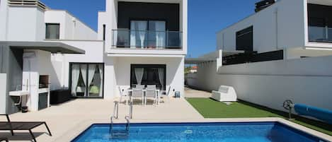 Casa da Praia in Salir do Porto: 3-bedroom residence, private pool, modern design. Open living/kitchen area, terrace. 800m from the beach, perfect for families.