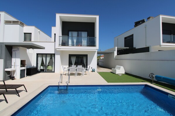 Casa da Praia in Salir do Porto: 3-bedroom residence, private pool, modern design. Open living/kitchen area, terrace. 800m from the beach, perfect for families.