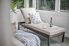 Enjoy local wine in the sun room - Sweet reTreat - Niagara-on-the-Lake