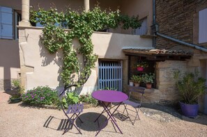 Petit coin détente très agréable/ Pause café ou le temps d'un apéro sur un ensemble couleur lie de vin.