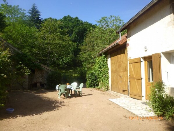 La cour, le gîte et le fournil avec accès au petit pré arboré