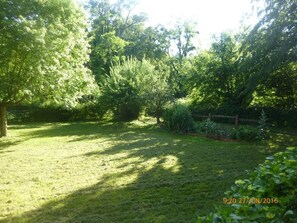 Le jardin pour profiter de la nature, s'y ressourcer au son des rigoles et du chant des oiseaux, humer les senteurs