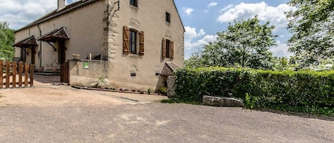 Ancienne cure du 19ème siècle restaurée sise au calme en impasse, au sein d'un ravissant petit village typique de la côte chalonnaise.