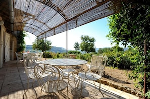La grande terrasse plein sud à l'abri du soleil