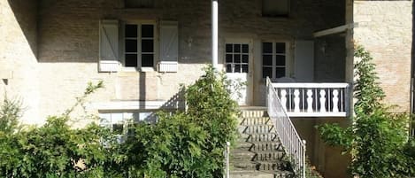 Vue de l'entrée du gîte et de la galerie Maconnaise privative.