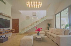 Stylish resort penthouse with amazing views (2906)