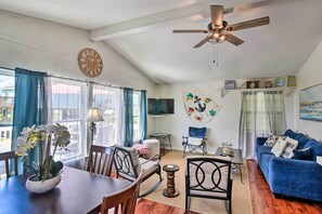 Living Room | Queen Sleeper Sofa | Smart TV | Free WiFi