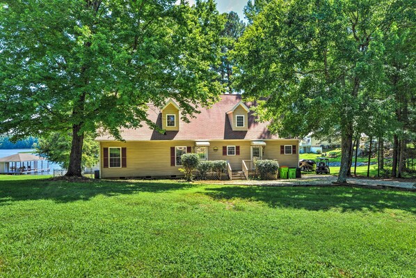 Littleton Vacation Rental | 6BR | 3.5BA | 3,436 Sq Ft | Stairs Required