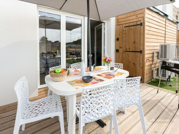 Table, Meubles, Propriété, Chaise, Bâtiment, Mobilier De Jardin, Tableau De Plein Air, Design Intérieur, Orange, Bois